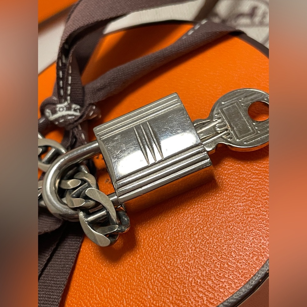 AUTHENTIC Hermes palladium lock and key:
Sterling silver bracelet - Picture 15 of 15
